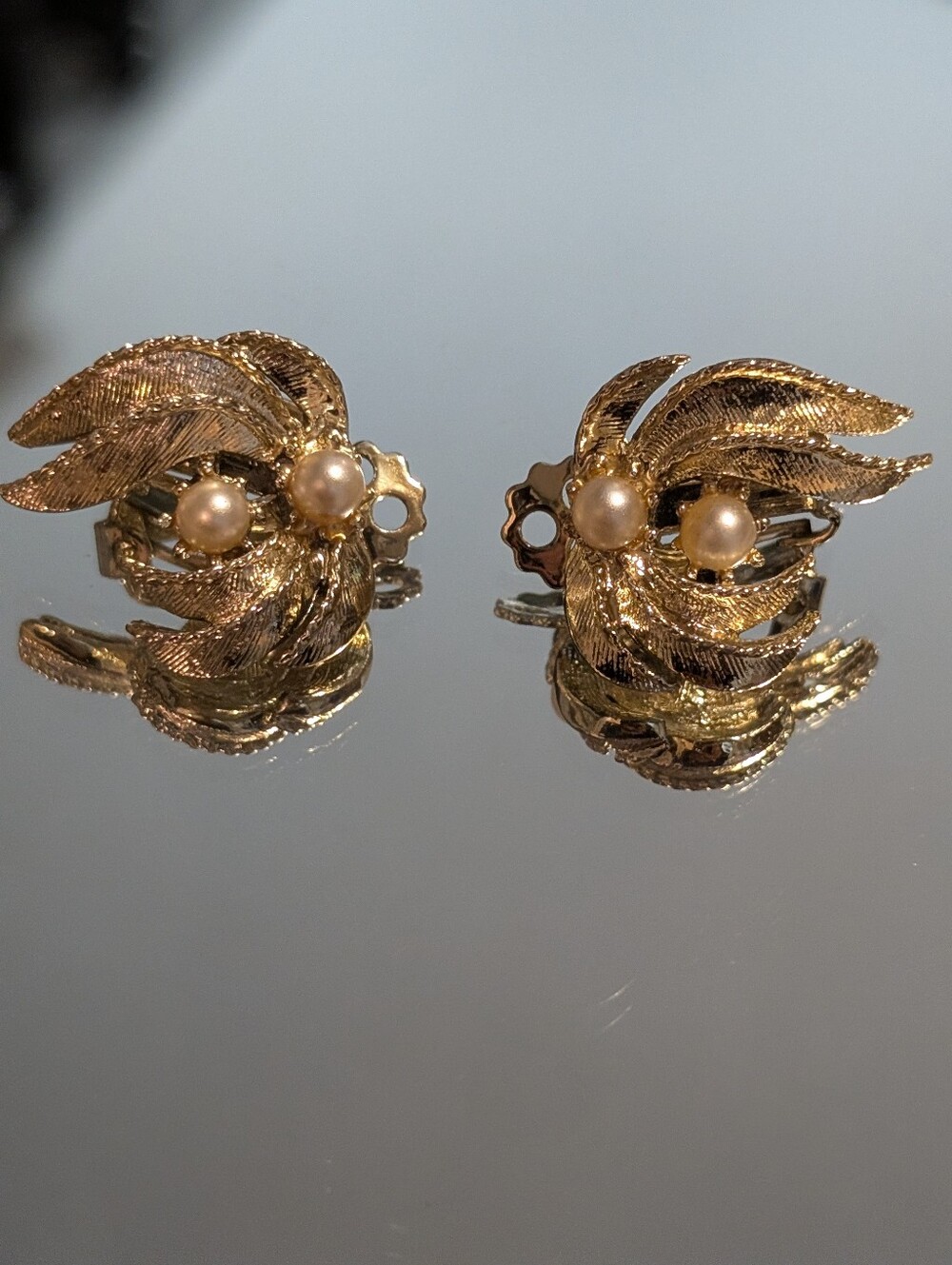 Stunning Vintage Faux Pearl & Textured Leaf Clip-On Earrings ✨
